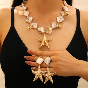 Dettaglio del set collana e orecchini a stella marina dorata con perle di conchiglia