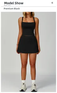 Modelo con conjunto deportivo negro de falda de tenis y camiseta de tirantes ajustada