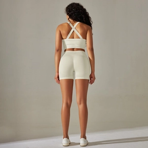 Détail du soutien-gorge de yoga dos croisé et short en maille sans couture blanc cassé