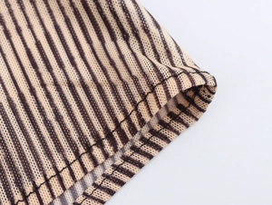 Gros plan détaillé du tissu en maille rayé marron avec des coutures de haute qualité