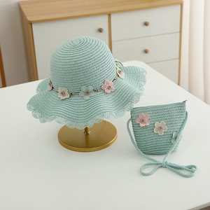Détail du chapeau de paille vert clair et sac pour fille avec fleurs et dentelle