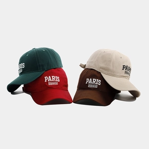 Détail de la broderie Paris French sur des casquettes de baseball en coton de quatre couleurs
