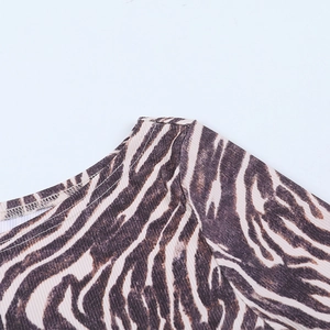 Détail du tissu en maille côtelée à motif zèbre montrant l'encolure et la texture
