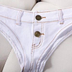 Détail du short en jean blanc montrant les doubles boutons et les surpiqûres