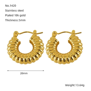 Dettaglio macro di orecchini a cerchio da 20mm in acciaio placcato oro 18k