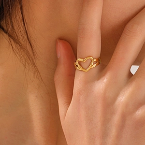 Chic minimalist hollow heart ring in gold-plated stainless steel worn by a model