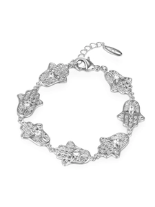 Détail du bracelet main de Fatma avec breloques argentées et pierres de zircon cubique
