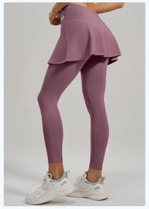 Detail of high-waist purple skort leggings with built-in skirt for fitness and tennis