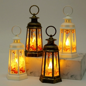 Détail de lanternes de Noël avec lumières LED chaudes placées sur des marches en marbre