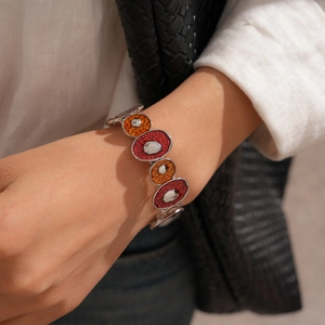 Gros plan d'un bracelet bohème en argent avec segments en émail coloré au poignet