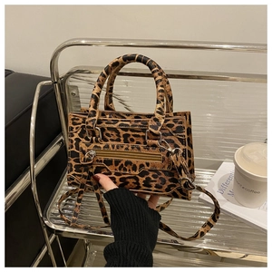 Dettaglio della borsa leopardata con tasca a zip e borchie stile borsa da moto