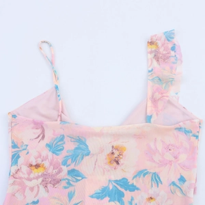 Dettaglio del top floreale rosa con spalline asimmetriche a balze e tessuto in chiffon