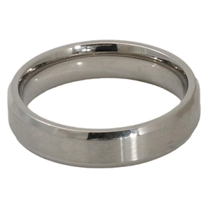 Minimalistischer Ring aus Titanstahl in Silber mit gebürsteter Oberfläche auf Weiß