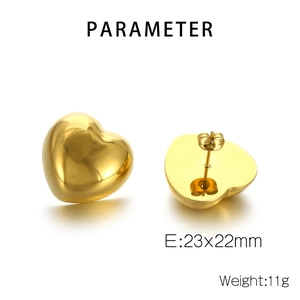 Polierte goldene Herzohrringe 23x22mm mit Schmetterlingsverschluss auf weißem Grund