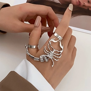 Silver scorpion chain ring set with sparkling rhinestones for punk and hip-hop fashion styles