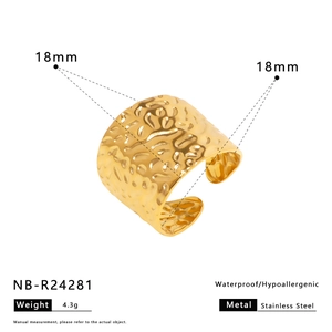 Detail van de 18 mm brede gehamerde gouden roestvrijstalen ring met waterdichte optie
