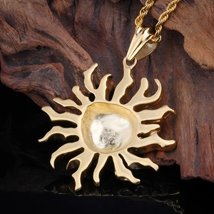 Détail du collier pendentif soleil doré pour hommes posé sur une texture bois naturel