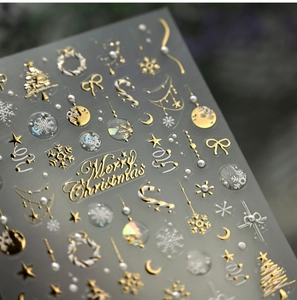 Makroaufnahme der 5D-geprägten Weihnachts-Nagelaufkleber mit goldenen Rentieren