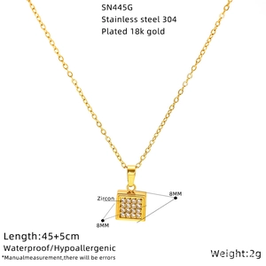 Détail du pendentif étoile dorée 8mm avec zircon sur chaîne acier inoxydable 45cm