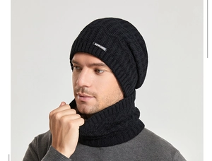 Nahaufnahme von schwarzem Strickmützen- und Schal-Set mit weichem Fleece-Futter