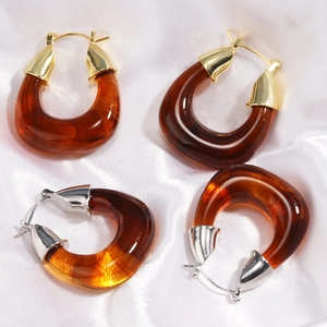 Orecchini vintage geometrici in resina ambrata a forma di U con dettagli oro e argento