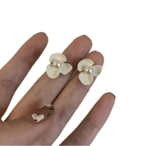 Boucles d'oreilles fleurs crème élégantes avec perle et aiguilles en argent pour femme