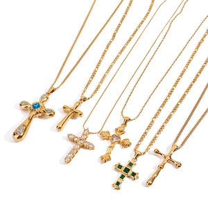 Six colliers avec croix en acier inoxydable doré 18K ornés de cristaux et pierres fines