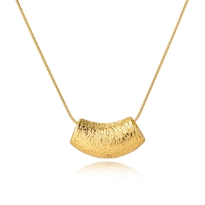 18k vergoldete Titankette mit gehämmertem Kissenanhänger und eleganter Schlangenkette