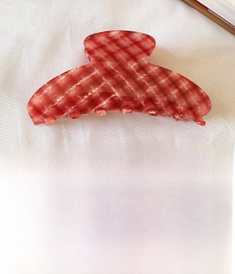 Detail view of 10cm red checkered acetate hair claw clip with size specifications