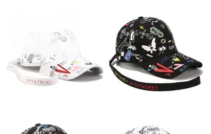 Détail d'une casquette de baseball graffiti street avec longue bride et imprimés