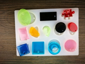 Dettaglio macro dello stampo in silicone multi-forma per resina con ciondoli colorati