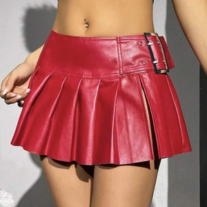 Détails de la mini-jupe plissée en cuir PU rouge avec boucle métallique et texture