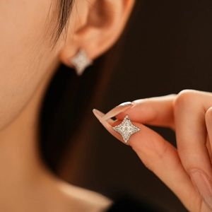 Boucles d'oreilles étoile en argent avec zircon, vue de détail et modèle porté