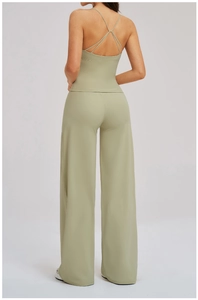 Vue arrière de l'ensemble de yoga avec bretelles croisées et pantalon large vert sauge