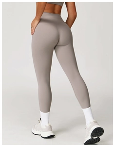 Detail der taubengrauen High-Waist-Yogahose mit V-Naht am Gesäß für einen formenden Effekt