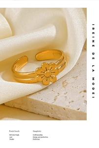 Detailed macro view of 18K gold plated daisy flower ring with double-line band structure