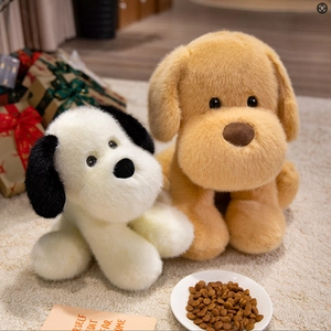 Peluche cuccioli di Golden Retriever seduti su un tappeto con confezione regalo e ciotola