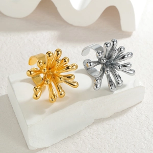 Anelli aperti 3D a petalo in oro e argento su pietra bianca decorativa