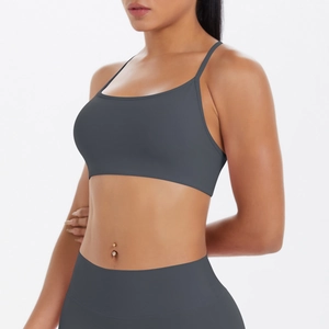 Détails d'un ensemble de yoga gris foncé sans couture avec brassière et legging