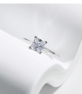 Détail de la bague en argent S925 avec une pierre carrée taille princesse en zircon