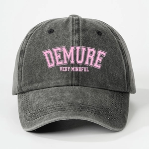 Nahaufnahme der rosa Demure-Stickerei auf grau gewaschenem Vintage-Baseballcap