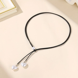Détail du collier en Y ajustable en corde noire avec perle en cœur et perle ronde