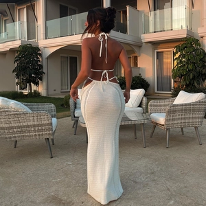 Dettaglio di un set bianco in maglia con top a schiena scoperta e gonna lunga a vita alta