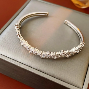Gros plan du bracelet jonc en zircone avec pierres scintillantes sur bande argentée