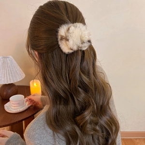 Chouchou en peluche à motif léopard sur cheveux bouclés pour un look d'automne tendance