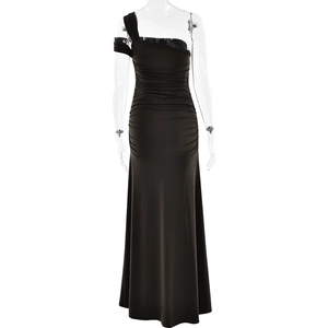 Détail d'une robe de soirée noire à épaule dénudée avec fronces latérales et coupe ajustée