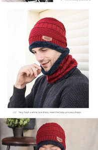 Détail du bonnet en tricot bordeaux et cache-col avec doublure polaire marine épaisse