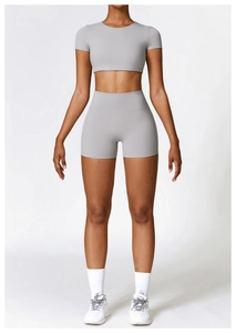 Nahaufnahme des nahtlosen grauen Yoga-Sets mit Crop-Top und Shorts an einem Model