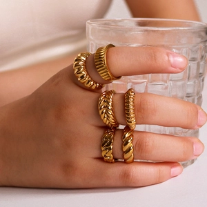 Set of 6 gold twist rings for women in stainless steel with 18K gold plated finish
