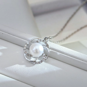 Collier élégant en perles de camélia et pendentif zircon sur boîte à bijoux